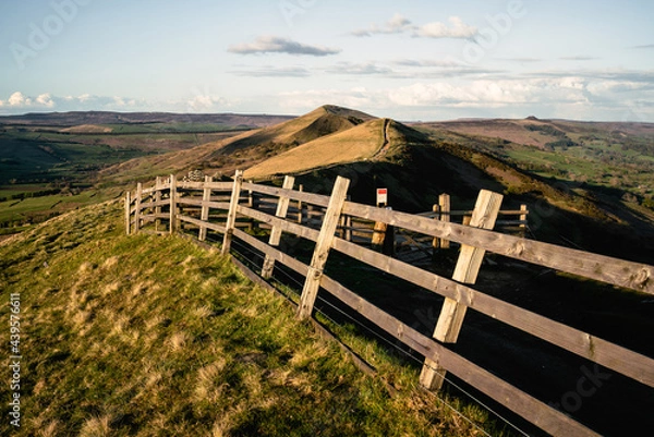 Obraz a close up of a hillside next to a wooden fence - Mam tor