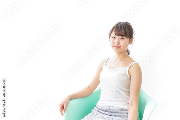 Fototapeta イスに座って喜ぶ女性