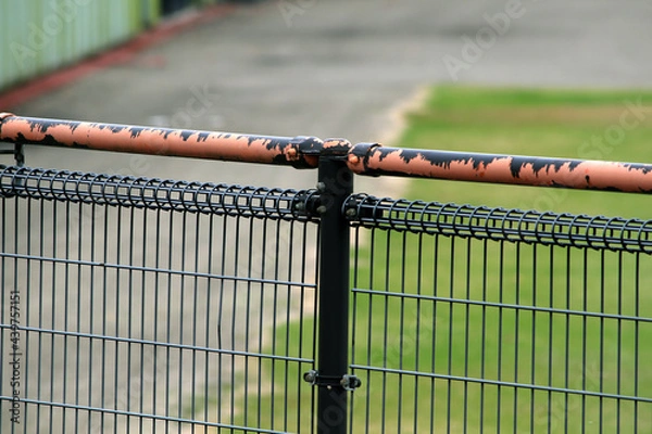 Obraz 運動場の錆びたフェンス