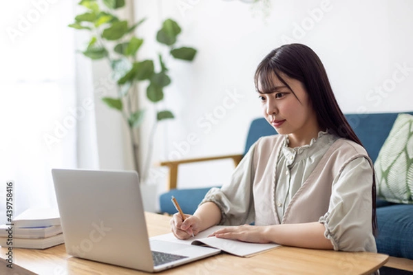Fototapeta オンライン授業を受ける女子大学生