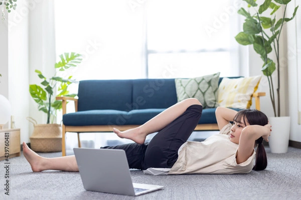 Fototapeta リモートでヨガレッスンを受ける女子大生