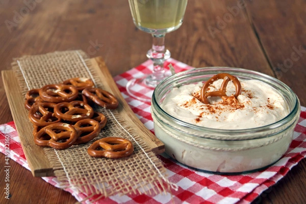 Obraz spundekäs mit salzbrezelchen und wein