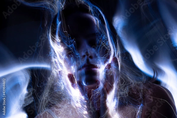 Fototapeta lightpainting portrait, new art direction, long exposure photo without photoshop, light drawing at long exposure	
