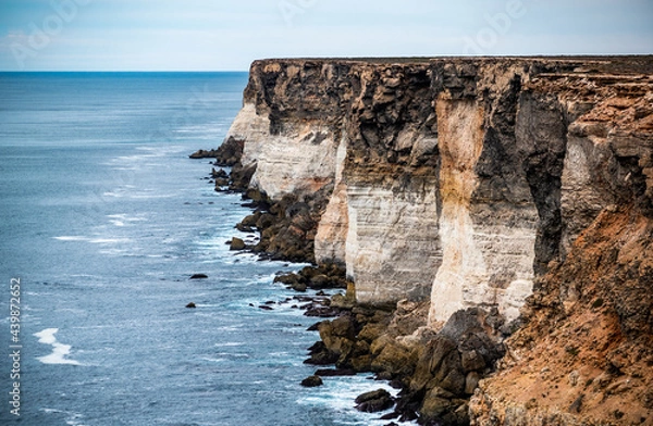 Obraz The Bunda Cliffs stretch roughly 100 km along the Great Australian Bight. The cliffs formed when Australia separated from Antarctica approximately 65 million years ago.