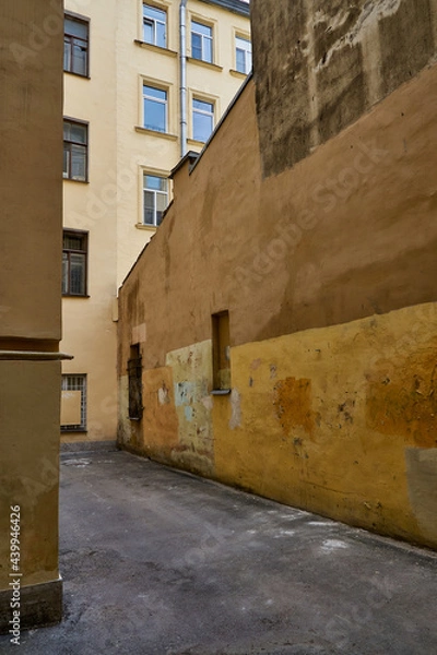 Obraz old courtyard in the city center of St. Petersburg