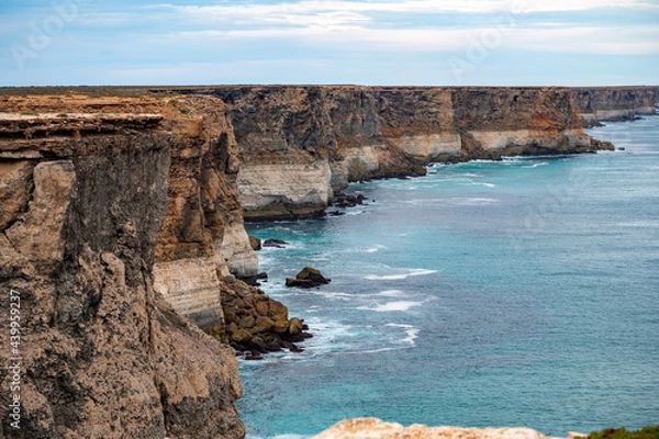 Obraz The Bunda Cliffs stretch roughly 100 km along the Great Australian Bight. The cliffs formed when Australia separated from Antarctica approximately 65 million years ago.