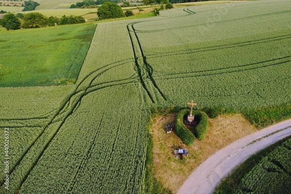 Obraz Luftbild, Agrarlandschaft, Bildstock mit Steinkreuz