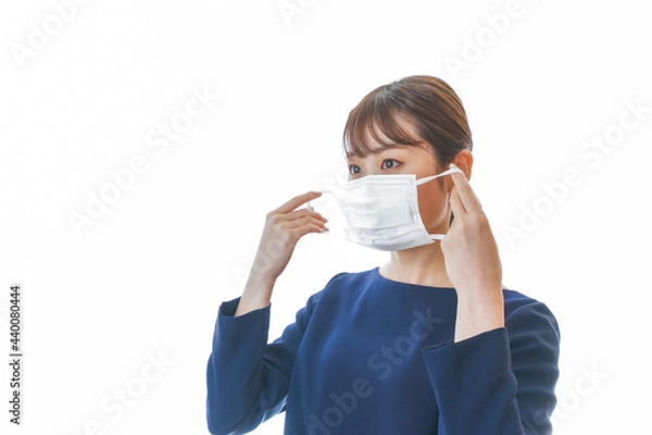 Fototapeta マスクをした若い女性