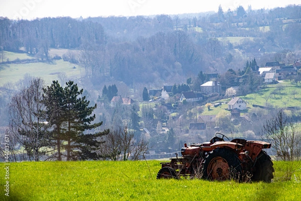 Fototapeta tracteur abandonné devant vue superbe