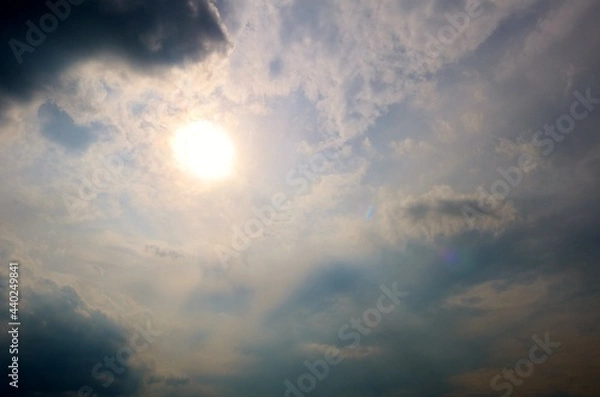 Obraz どんよりした夕方の空　太陽　風景
