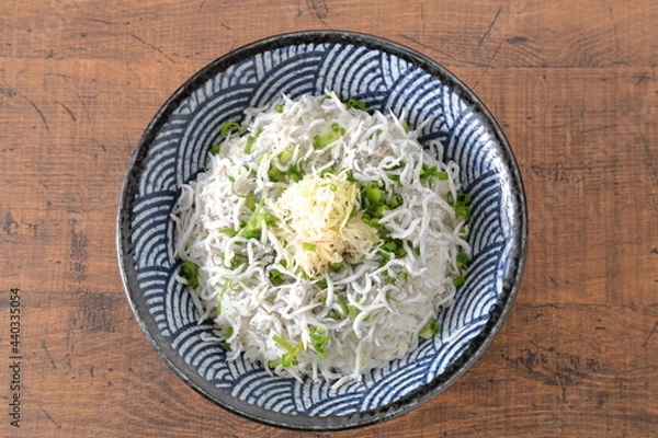 Fototapeta テーブルのしらす丼　ハイアングル　スペース
