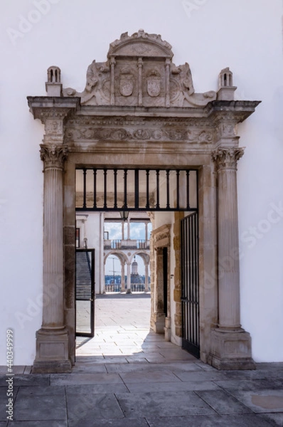 Fototapeta Coimbra. Porta do pátio do museu machado de castro decorada com alto relevos