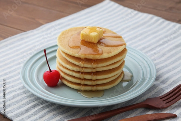 Fototapeta ホットケーキ パンケーキ メープルシロップがけ テーブル