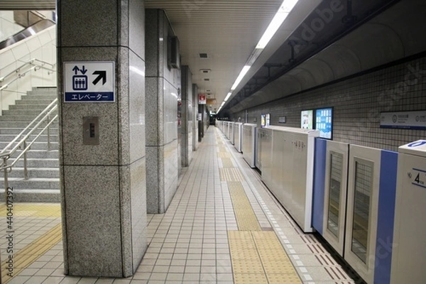 Obraz 地下鉄のホーム