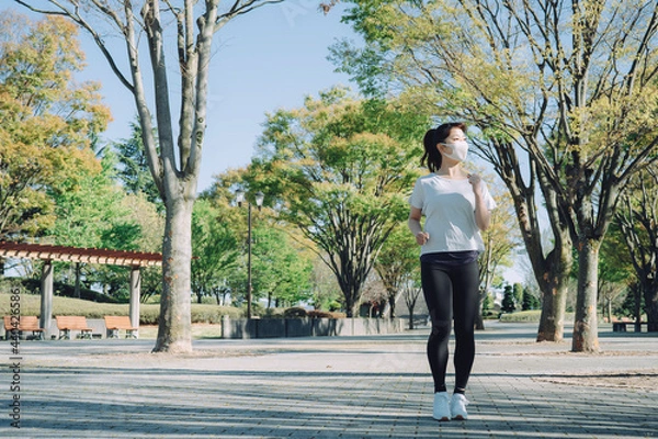 Obraz マスクをしながらトレーニングする女性
