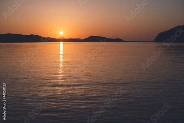 Fototapeta 佐賀県唐津市呼子の海に沈む夕日と夕焼け