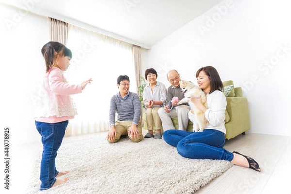 Obraz お遊戯をする子供と仲良しの家族