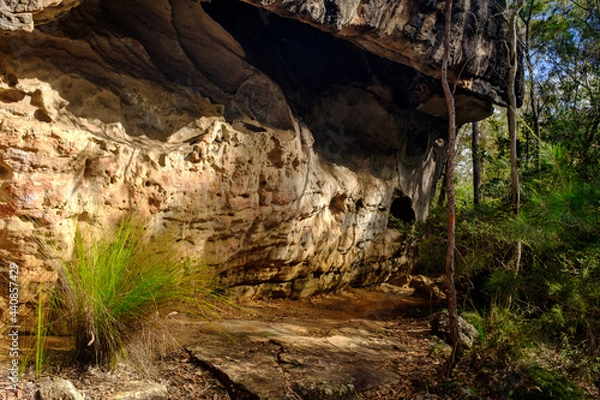 Obraz Overhanging sandstone rock shelter on Bomaderry Creek Gorge walking trail, Bomadarry, Nowra, NSW Australia