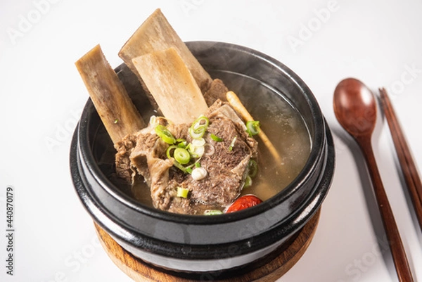 Obraz 고기 베이스로 끓여 시원하고 맛있는 갈비탕