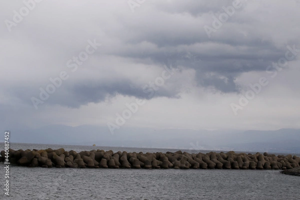 Obraz 今にも雨が降り出しそうな海沿いの空