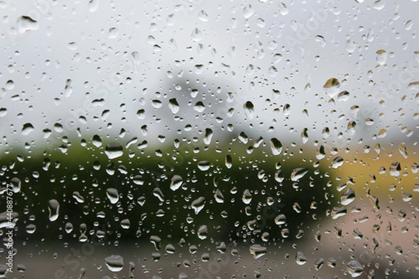 Obraz 不規則に並んだ窓の雨の水滴