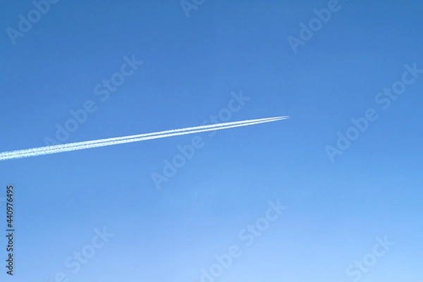 Fototapeta 一本の飛行機雲 快晴　横