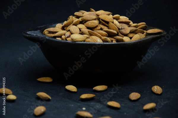 Fototapeta Recipiente con almendras