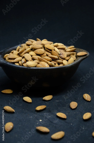 Fototapeta Recipiente con almendras