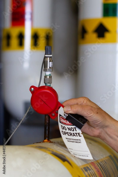 Fototapeta worker applying small valve lockout