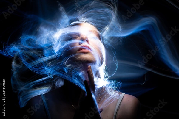 Fototapeta lightpainting portrait, new art direction, long exposure photo without photoshop, light drawing at long exposure	
