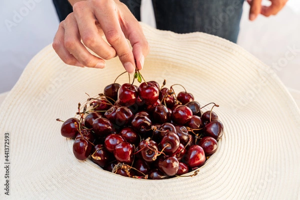 Obraz cherries in a hand
