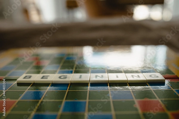 Obraz begining, napis z liter scrabble
