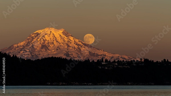 Obraz moonrise over Mt Rainier 