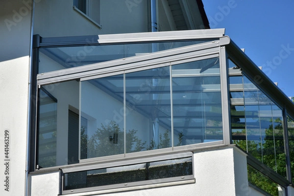 Obraz Vorgebauter Wintergarten mit dreiseitiger Verglasung und Markise an einem Wohnhaus