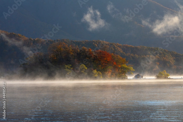 Fototapeta 朝霧たつ紅葉の秋元湖（裏磐梯）の朝