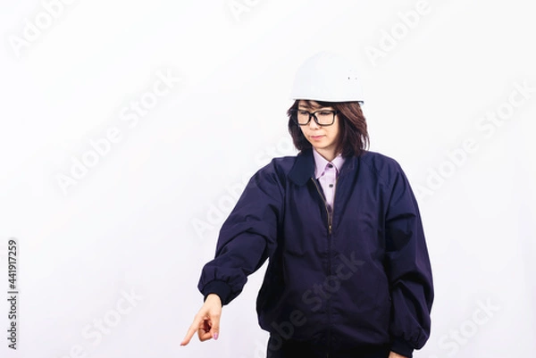 Obraz 指差し確認をするエンジニアの女性