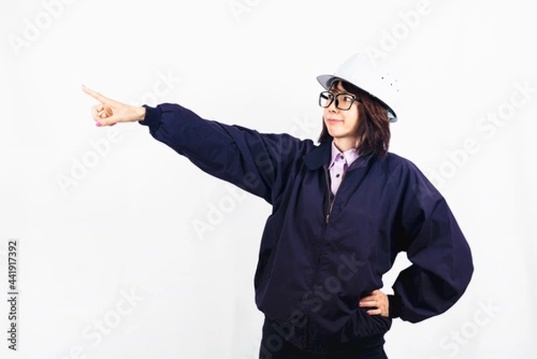 Obraz 遠くを指差すエンジニアの女性