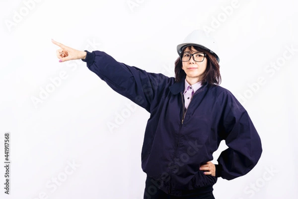 Obraz 遠くを指差すエンジニアの女性
