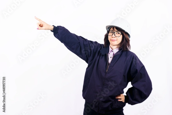 Obraz 遠くを指差すエンジニアの女性