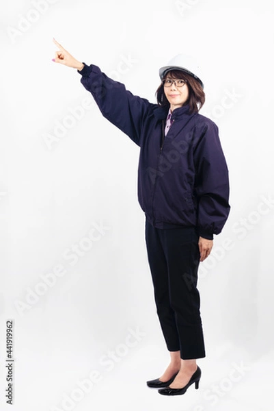 Obraz 遠くを指差すエンジニアの女性