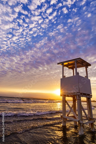 Fototapeta ライフセイバー台とうろこ雲