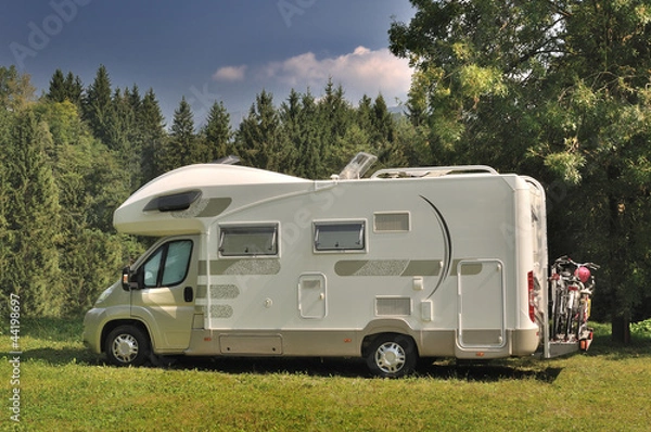 Obraz Camper in sosta su prato di montagna