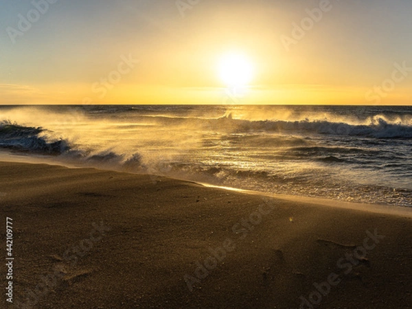 Obraz Amanecer en la playa un dia de viento
