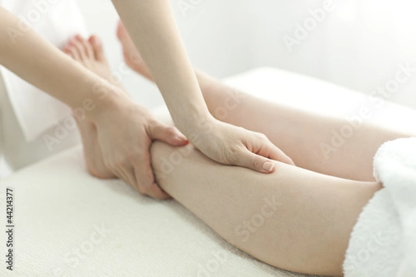Fototapeta 足をマッサージするエステティシャン