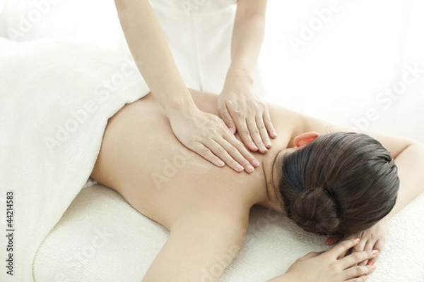 Fototapeta 背中をマッサージするエステティシャン