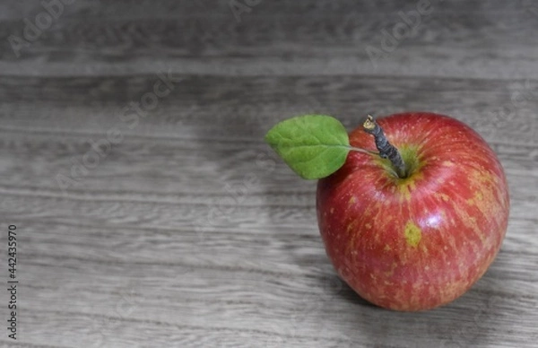 Obraz red apple on wooden background