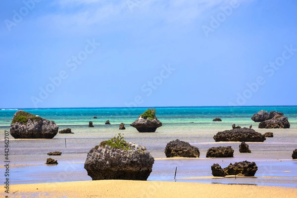 Obraz 沖縄県宮古島市伊良部島、佐和田の浜・日本