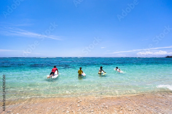 Obraz 沖縄県宮古島、吉野海岸のサーファー・日本