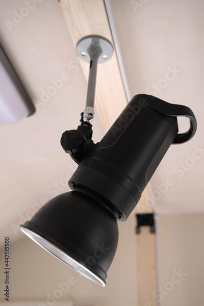 Obraz 天井に取り付けられたストロボ