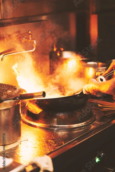 Obraz 中華料理で鍋を振る料理人